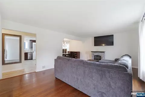 Entry Way - 461 Crestwood Ave, Hackensack, NJ 07601 photo 1 of 2