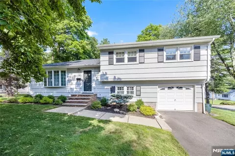 1 Crest Dr, Montvale, NJ 07645