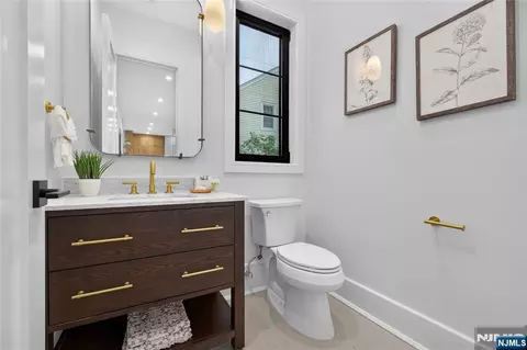 Entry Way - 395 Hickory Ave, Paramus, NJ 07652 photo 5 of 6