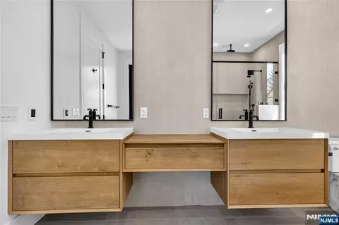 Bath - 395 Hickory Ave, Paramus, NJ 07652 photo 3 of 5