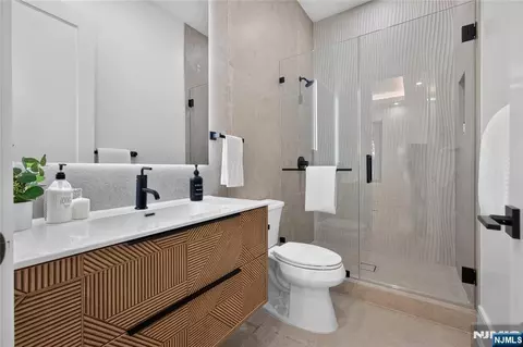 Bath - 395 Hickory Ave, Paramus, NJ 07652 photo 4 of 5