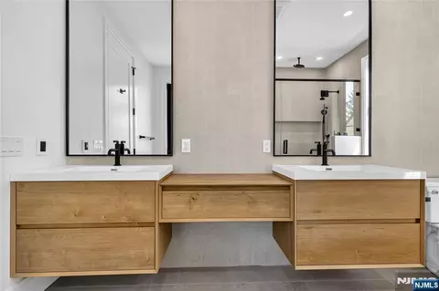 Bath - 395 Hickory Ave, Paramus, NJ 07652 photo 3 of 6