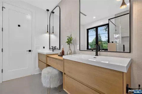 Bath - 395 Hickory Ave, Paramus, NJ 07652 photo 2 of 6