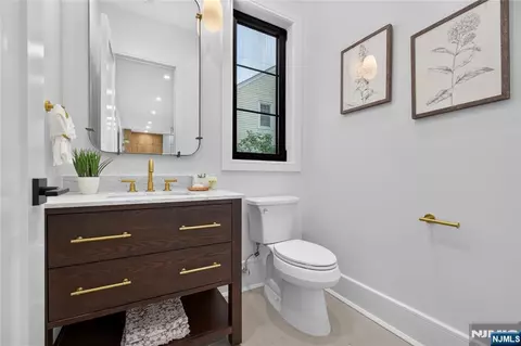 Entry Way - 395 Hickory Ave, Paramus, NJ 07652 photo 6 of 7