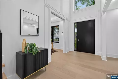 Entry Way - 395 Hickory Ave, Paramus, NJ 07652 photo 2 of 6