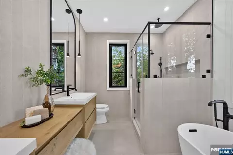Bath - 395 Hickory Ave, Paramus, NJ 07652 photo 1 of 5