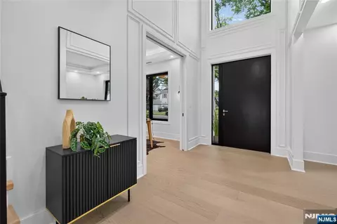 Entry Way - 395 Hickory Ave, Paramus, NJ 07652 photo 2 of 7