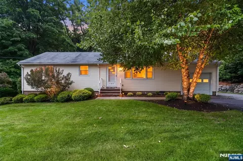 136 Grand Ave, Park Ridge, NJ 07656