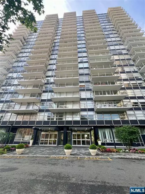 6050 Boulevard E #12D, West New York, NJ 07093