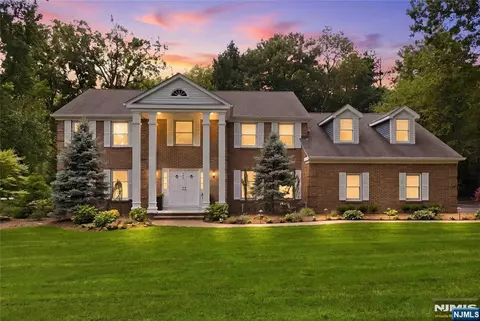 700 Oak Ln, Franklin Lakes, NJ 07417