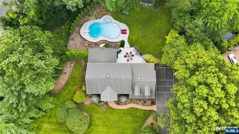 700 Oak Ln, Franklin Lakes, NJ 07417