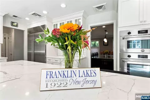 700 Oak Ln, Franklin Lakes, NJ 07417