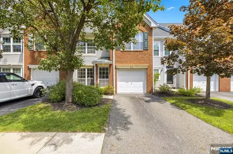 55 Heritage Ct, Towaco, NJ 07082