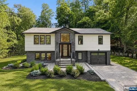 12 Parker Pl, Saddle River, NJ 07458