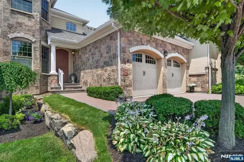 125 Windsor Ln, Ramsey, NJ 07446
