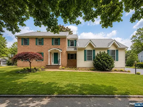 2 Rogers Ct, Midland Park, NJ 07432