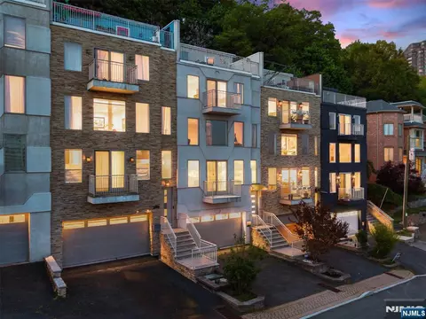 7 Oakdene Ter #7, Edgewater, NJ 07020