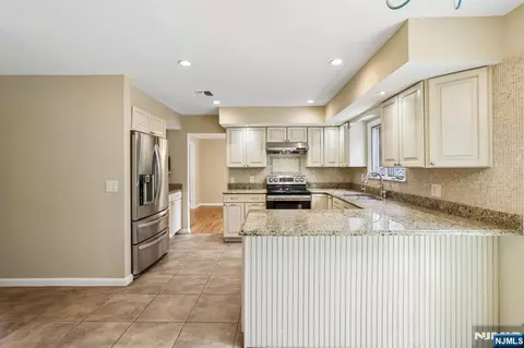 Entry Way - 39 Maple Ave, Demarest, NJ 07627 photo 3 of 4