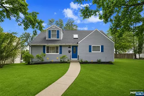 8 Oak Crest Rd, West Orange, NJ 07052
