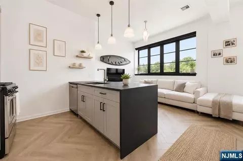 142 Charles St #403, Jersey City, NJ 07307