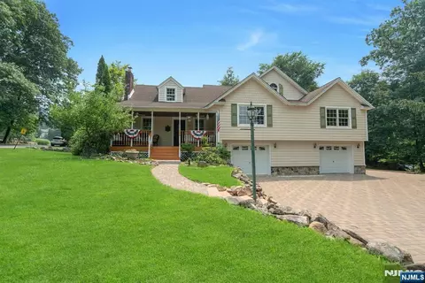 174 Mahwah Rd, Mahwah, NJ 07430
