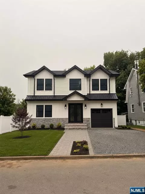 49 N Glenwood Dr, Bergenfield, NJ 07621
