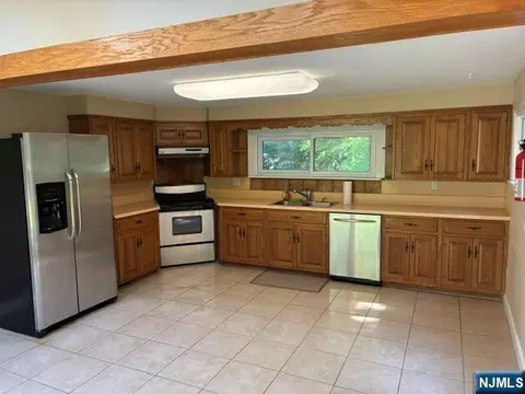 19 Crescent Rd, Wayne, NJ 07470