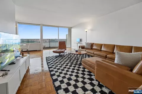 3 Horizon Rd #1422, Fort Lee, NJ 07024