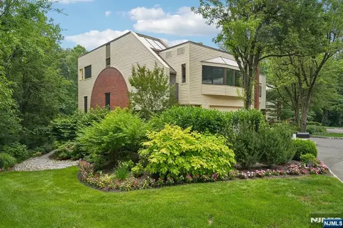 25 Daniel Ct, Ridgewood, NJ 07450