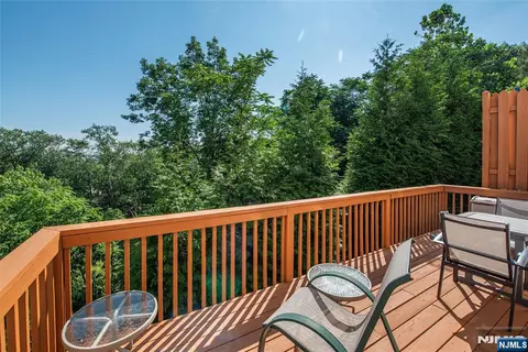 13 Mountainside Dr, Pompton Lakes, NJ 07442