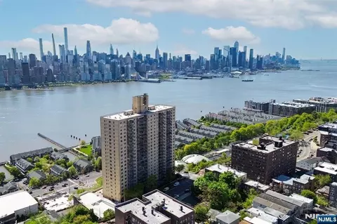 6600 Boulevard E #6C, West New York, NJ 07093
