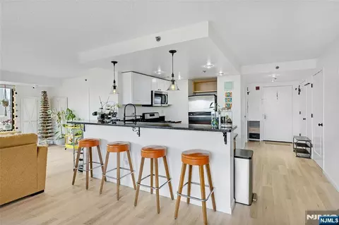 700 1st St #6H, Hoboken, NJ 07030