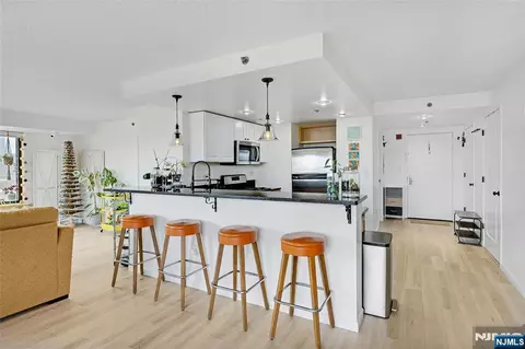 700 1st St #6H, Hoboken, NJ 07030