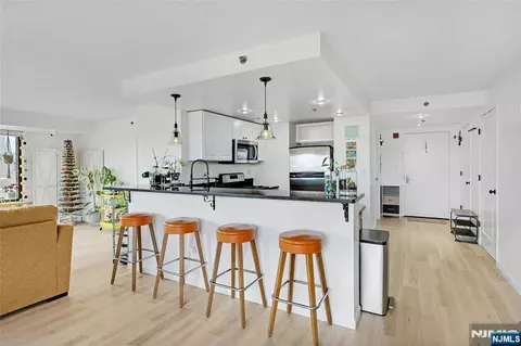 700 1st St #6H, Hoboken, NJ 07030