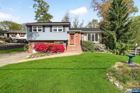 18 Hillcrest Dr, Bloomingdale, NJ 07403