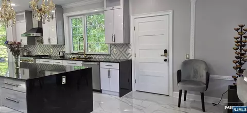 Entry Way - 194 Macdonald Dr, Wayne, NJ 07470 photo 14 of 16