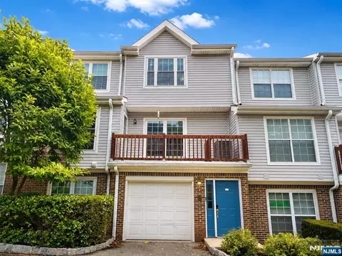 555 Ridge Ln, Fort Lee, NJ 07024