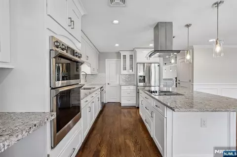 Kitchen - 10 Wadsworth Ct, Teaneck, NJ 07666 photo 4 of 5