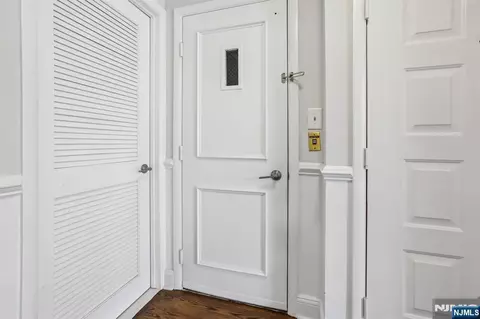 Entry Way - 10 Wadsworth Ct, Teaneck, NJ 07666 photo 2 of 4