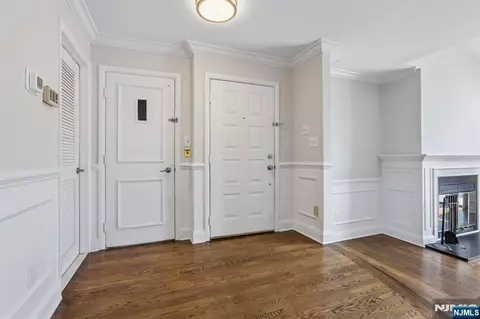 Entry Way - 10 Wadsworth Ct, Teaneck, NJ 07666 photo 3 of 4