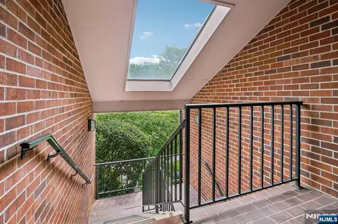 Entry Way - 10 Wadsworth Ct, Teaneck, NJ 07666 photo 1 of 4
