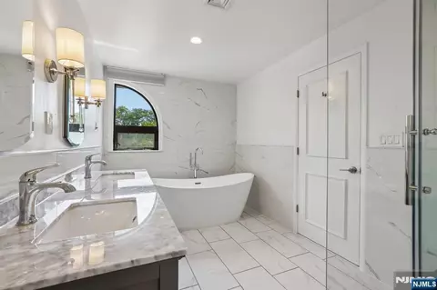 Bath - 10 Wadsworth Ct, Teaneck, NJ 07666 photo 1 of 5