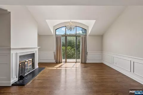 Living - 10 Wadsworth Ct, Teaneck, NJ 07666 photo 2 of 5