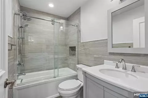 Bath - 10 Wadsworth Ct, Teaneck, NJ 07666 photo 5 of 5