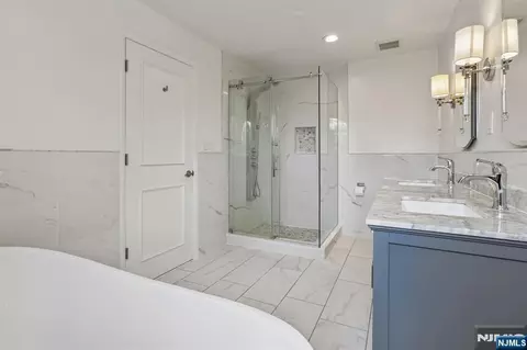 Bath - 10 Wadsworth Ct, Teaneck, NJ 07666 photo 3 of 5