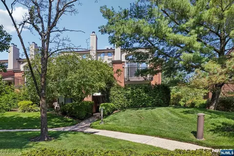 Exterior - 10 Wadsworth Ct, Teaneck, NJ 07666 photo 2 of 4
