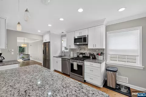 Kitchen - 410 Chestnut St, Paramus, NJ 07652 photo 5 of 5