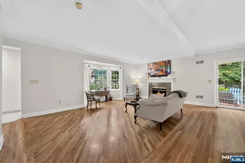 Living - 410 Chestnut St, Paramus, NJ 07652 photo 2 of 8