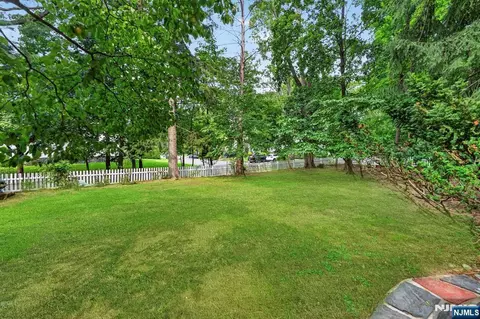 Exterior - 410 Chestnut St, Paramus, NJ 07652 photo 5 of 9