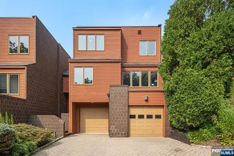 53 Hidden Ledge Rd, Englewood, NJ 07631